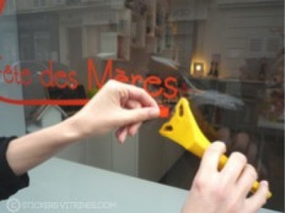 Vidéo : Retirer un sticker d'une vitrine