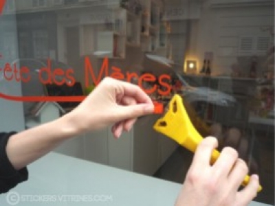 Comment enlever un sticker sur une vitrine ?