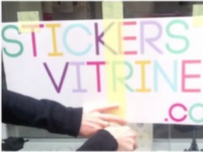 Vidéo : Poser un sticker sur une vitrine