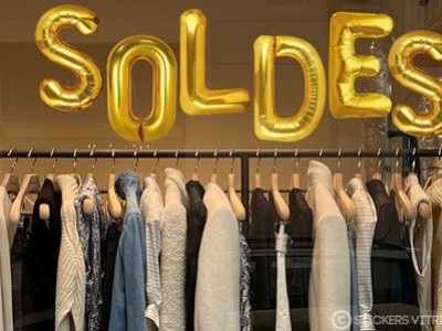 IDÉE DÉCORATION POUR LES SOLDES : UNE VITROPHANIE DE PROMOTION
